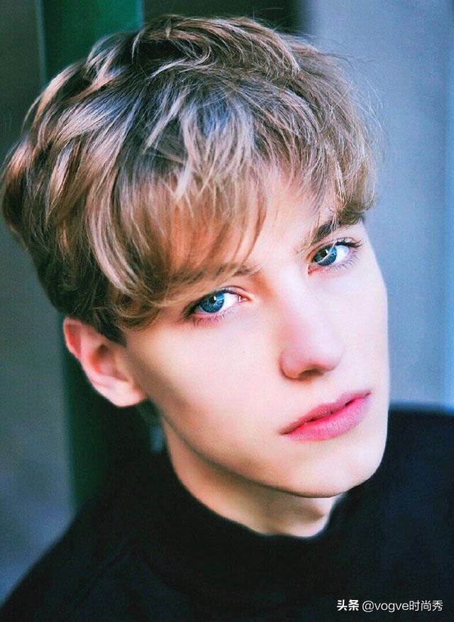 脸型小30-40岁男士发型稳重,2020年男士流行发型脸型大的