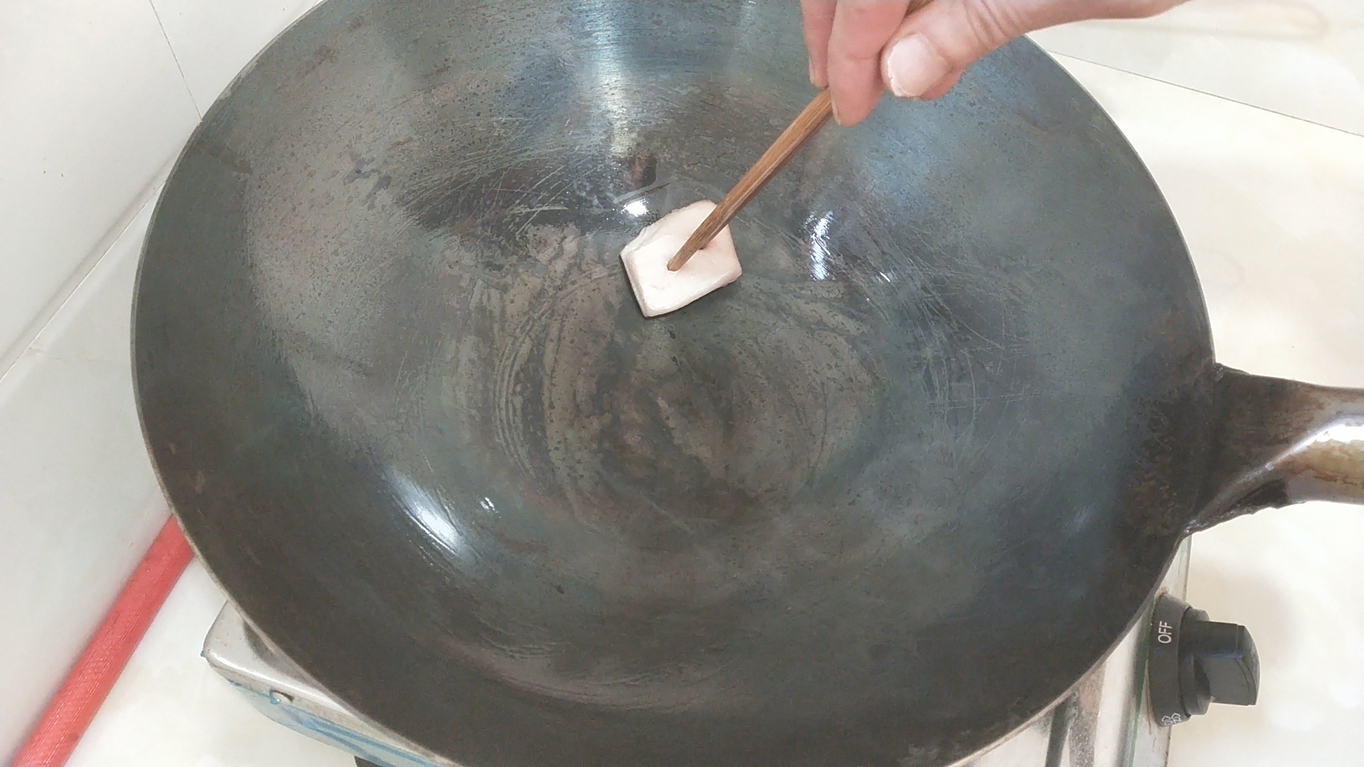 刚买的锅要怎么弄才不粘锅,刚买的锅要怎么弄不生锈