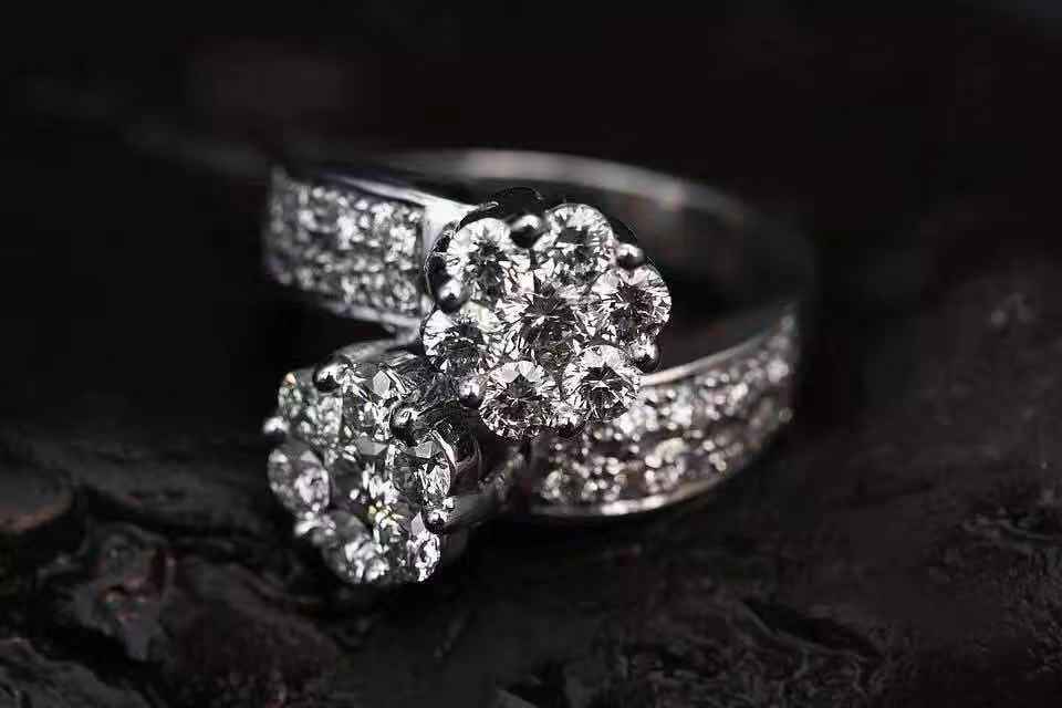 人造钻石与天然钻石的区别与价值,人造钻石和天然钻石的最大区别