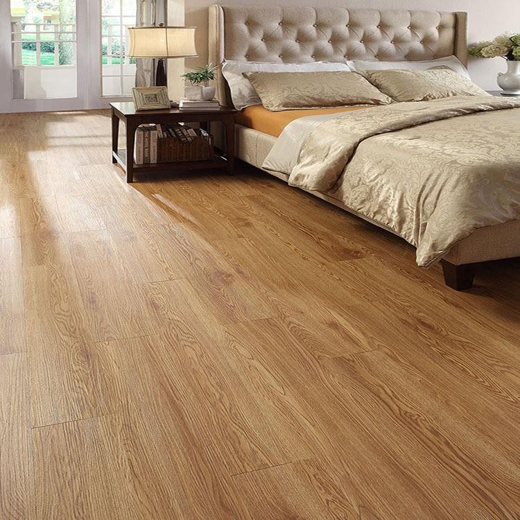 石塑地板好不好？表哥家花5千，效果和实木一样，防潮可再生