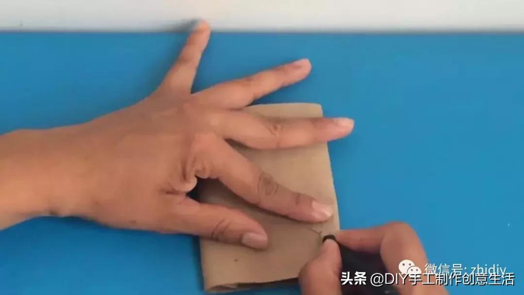 用白纸做个可爱的咩咩羊,用纸折一个可爱的小山羊