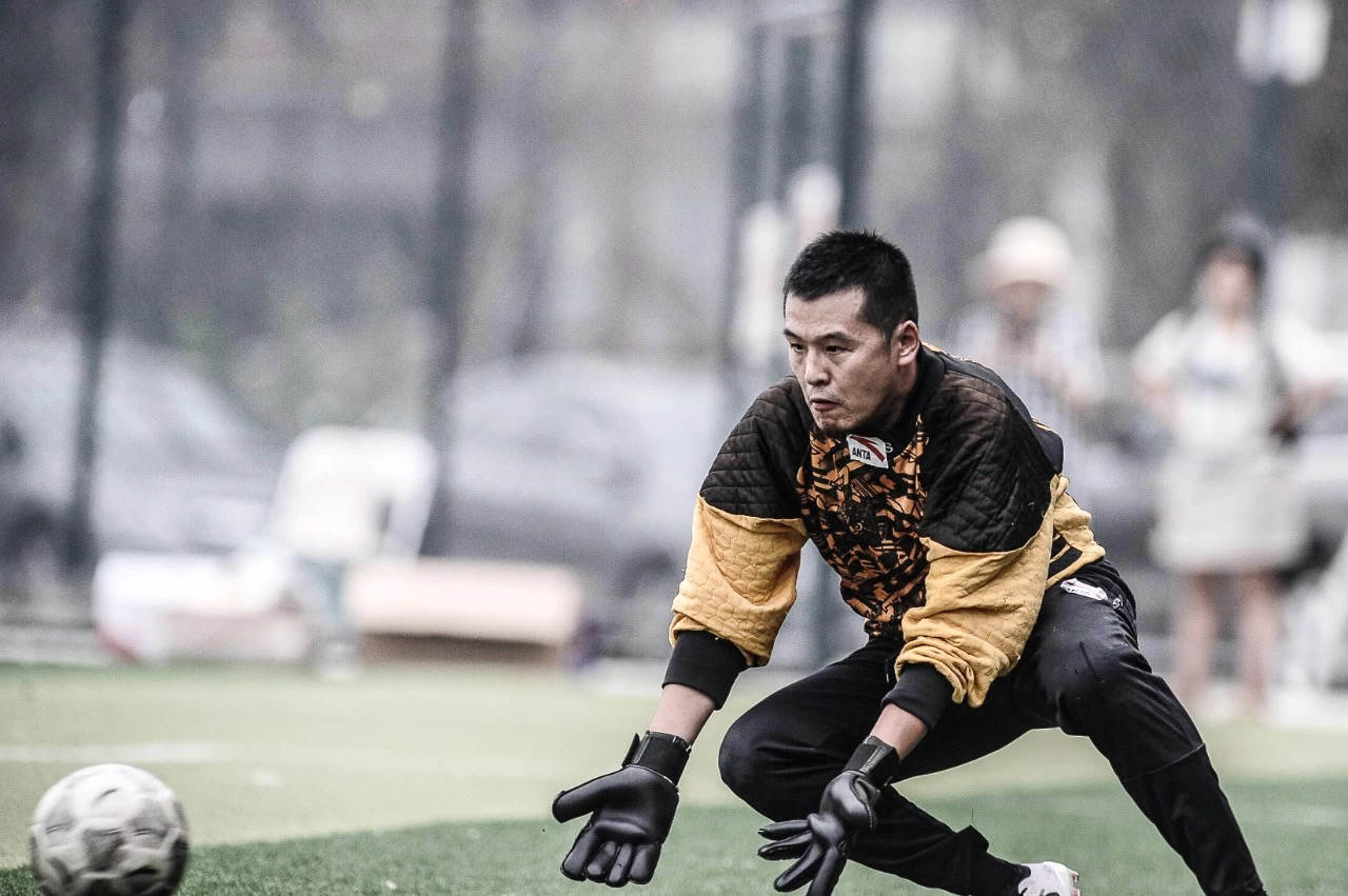 采访姚明在足球学到什么,传奇球星评价姚明