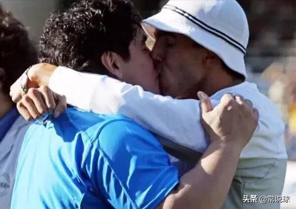 足球球员之间的吻,足球接吻镜头视频