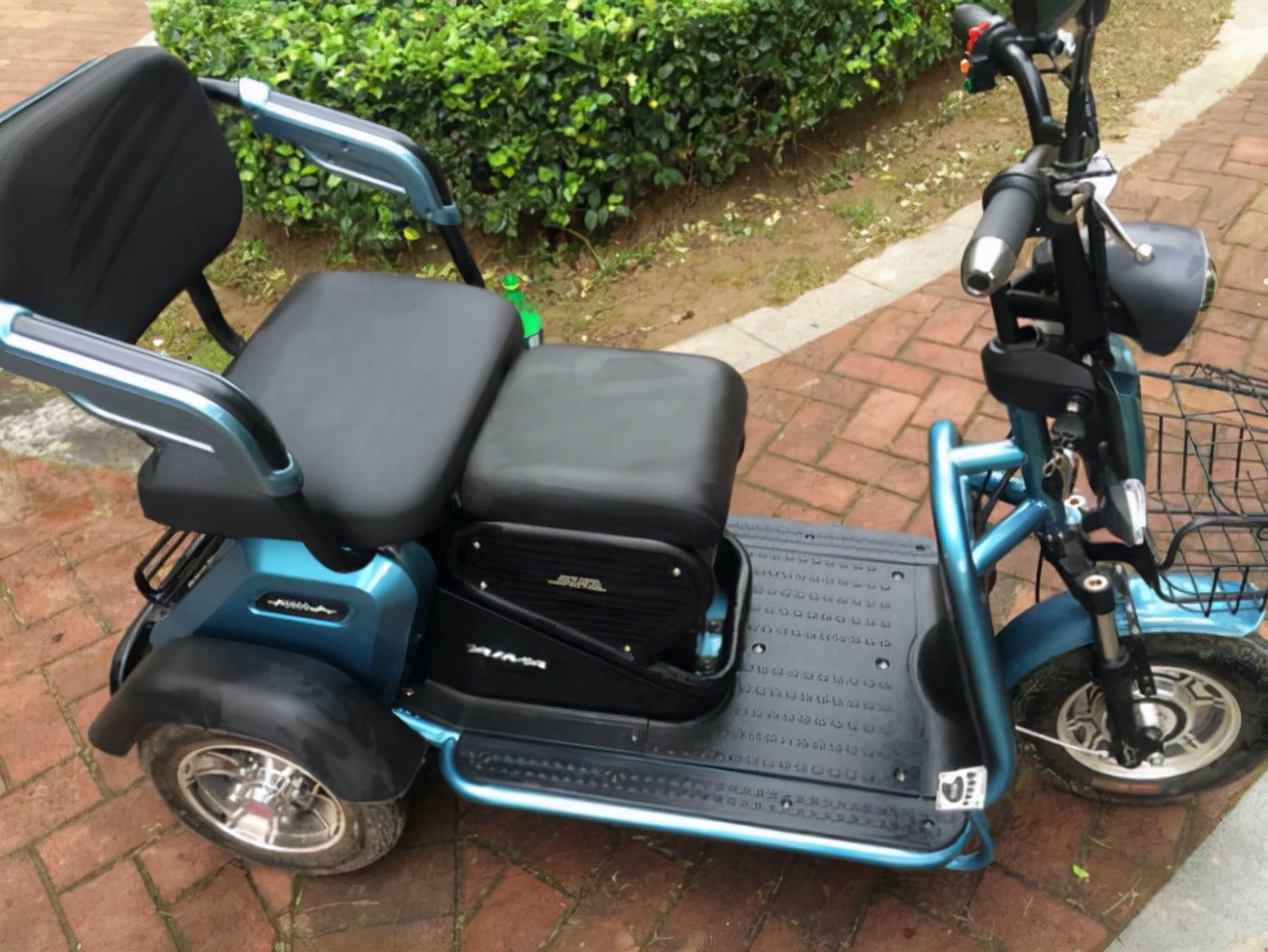 封闭式电动小三轮接送孩子,电动小三轮接娃