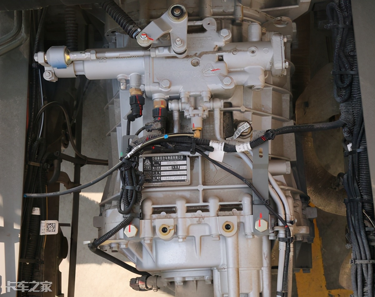 汕德卡600升双腔油箱,600升双腔油箱