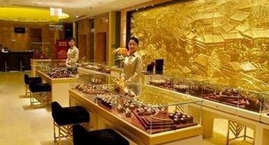 “开金店60年,没见过这么多人卖金”泰国民众只为卖金套现