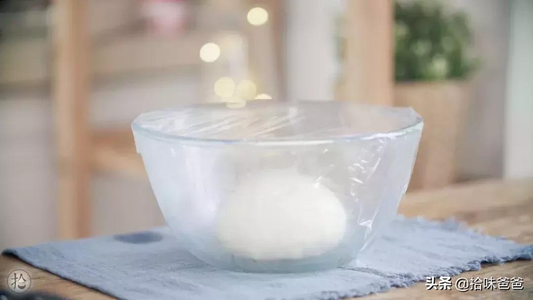 在家也可以做出酥脆的绿豆饼了,在家自制酥皮冰绿豆饼不用烤箱