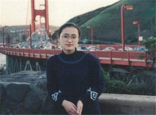 他是中国最传奇的首富：入狱后妻子跟他离婚，小姨子却苦等他18年