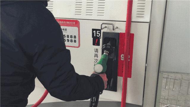 油价蹲，汽车蹲，汽车蹲完苹果蹲，苹果蹲LV蹲，超市也要接着蹲……