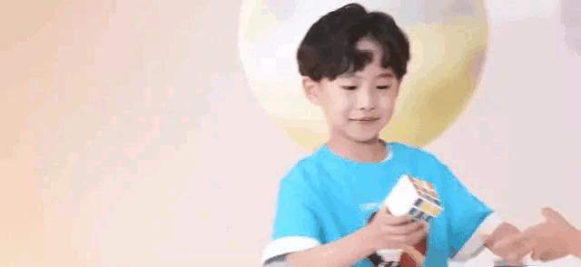 易烊千玺弟弟易烊昱华走秀,易烊千玺弟弟走秀