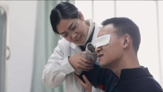 排雷英雄杜富国事迹图片,排雷英雄杜富国授勋荣誉称号仪式