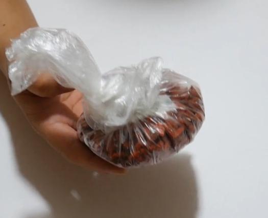 如何保存枸杞不变色不发黄,枸杞过期了没发霉还能泡水吗