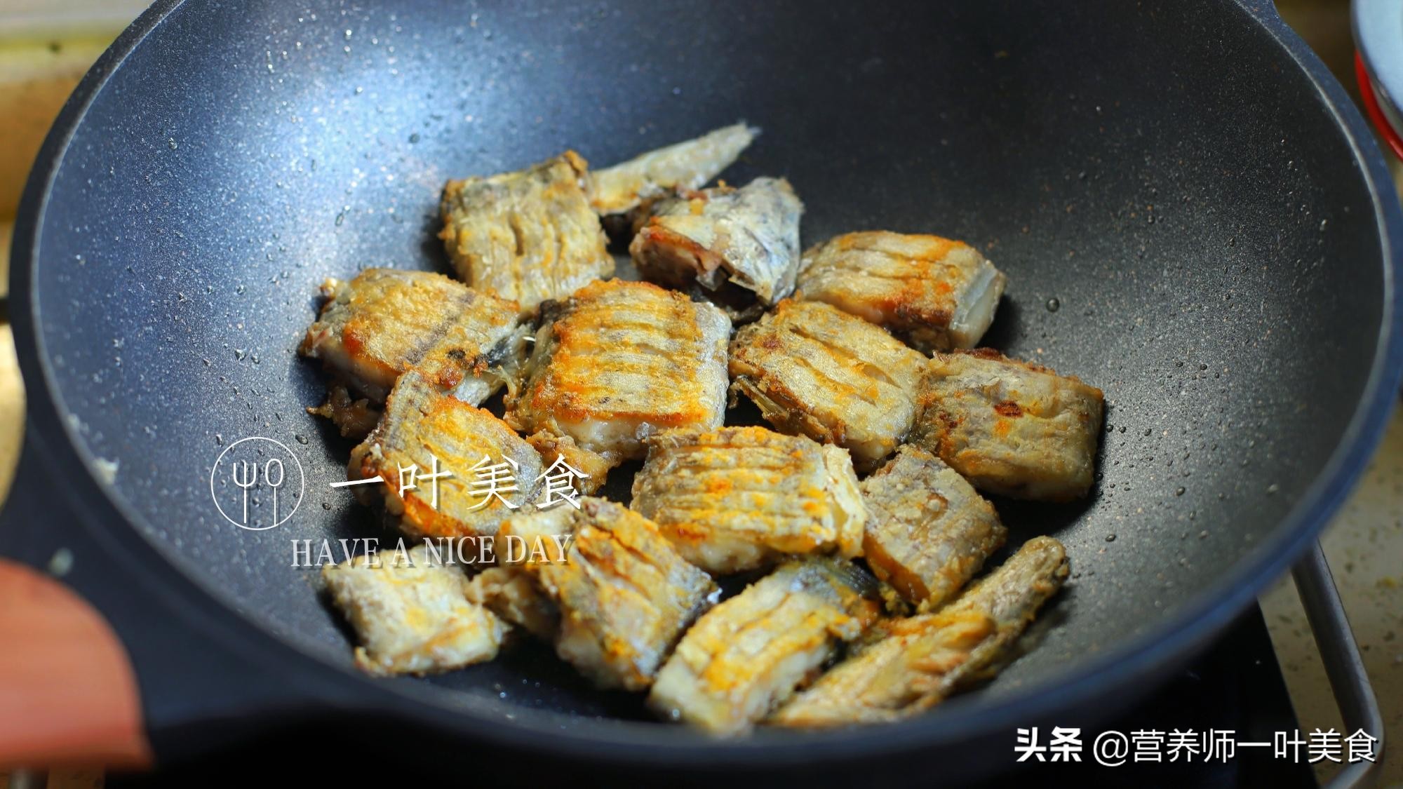 带鱼排骨砂锅潮汕做法,正宗潮汕带鱼的做法配粥