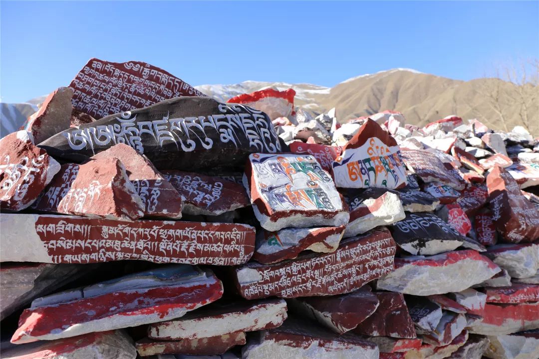 玛尼石凝固在石头上的信仰,玛尼石藏文