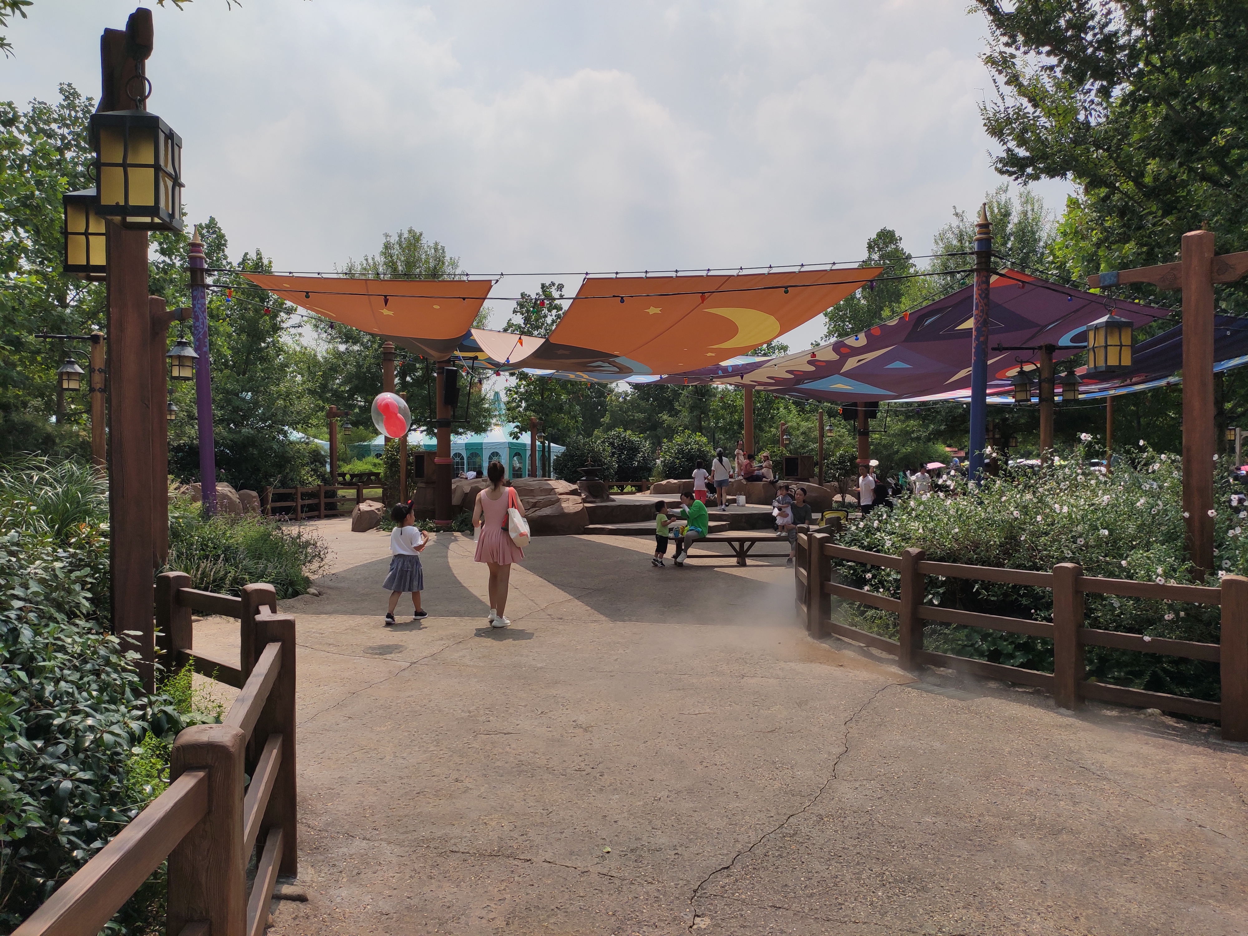 上海迪士尼一大一小旅游攻略,上海迪士尼吃住攻略讲解