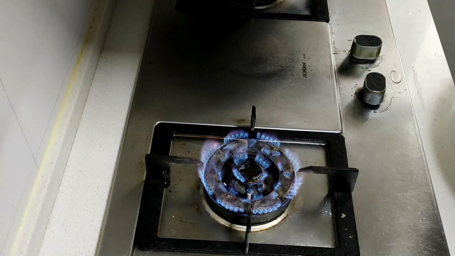 新铁锅千万别直接烧,等于吃掉了涂层,大厨正确开锅不生锈不粘锅