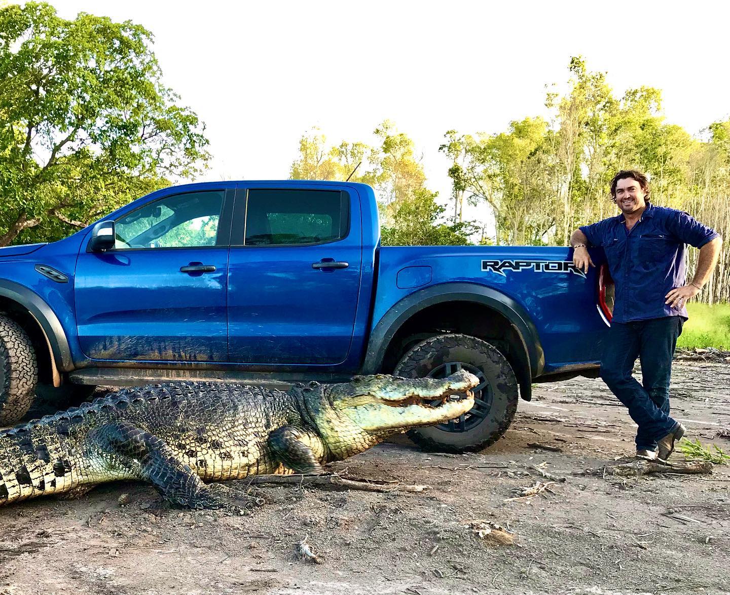 澳洲狂野早教:2岁娃单挑巨蟒,爸爸在一旁指点加油,这?