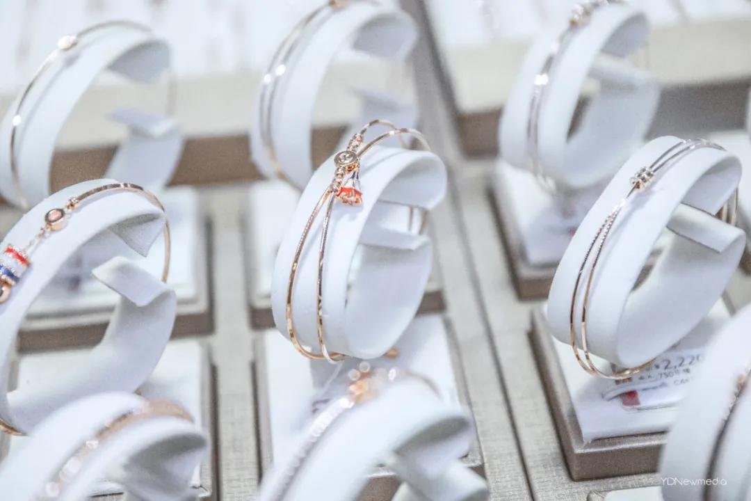 还有1天！光影奇遇坊、兔女郎快闪…齐现银泰创意城！折扣享不停