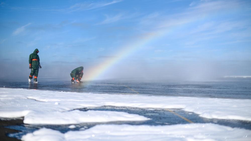 美国航母戏水,美国海军在航母上玩高台跳水游泳