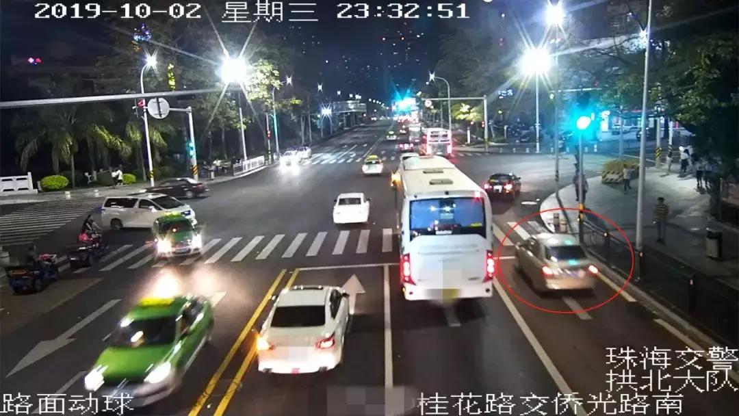 82岁老人中暑晕倒三人相救,80岁老人暑天中暑呕吐