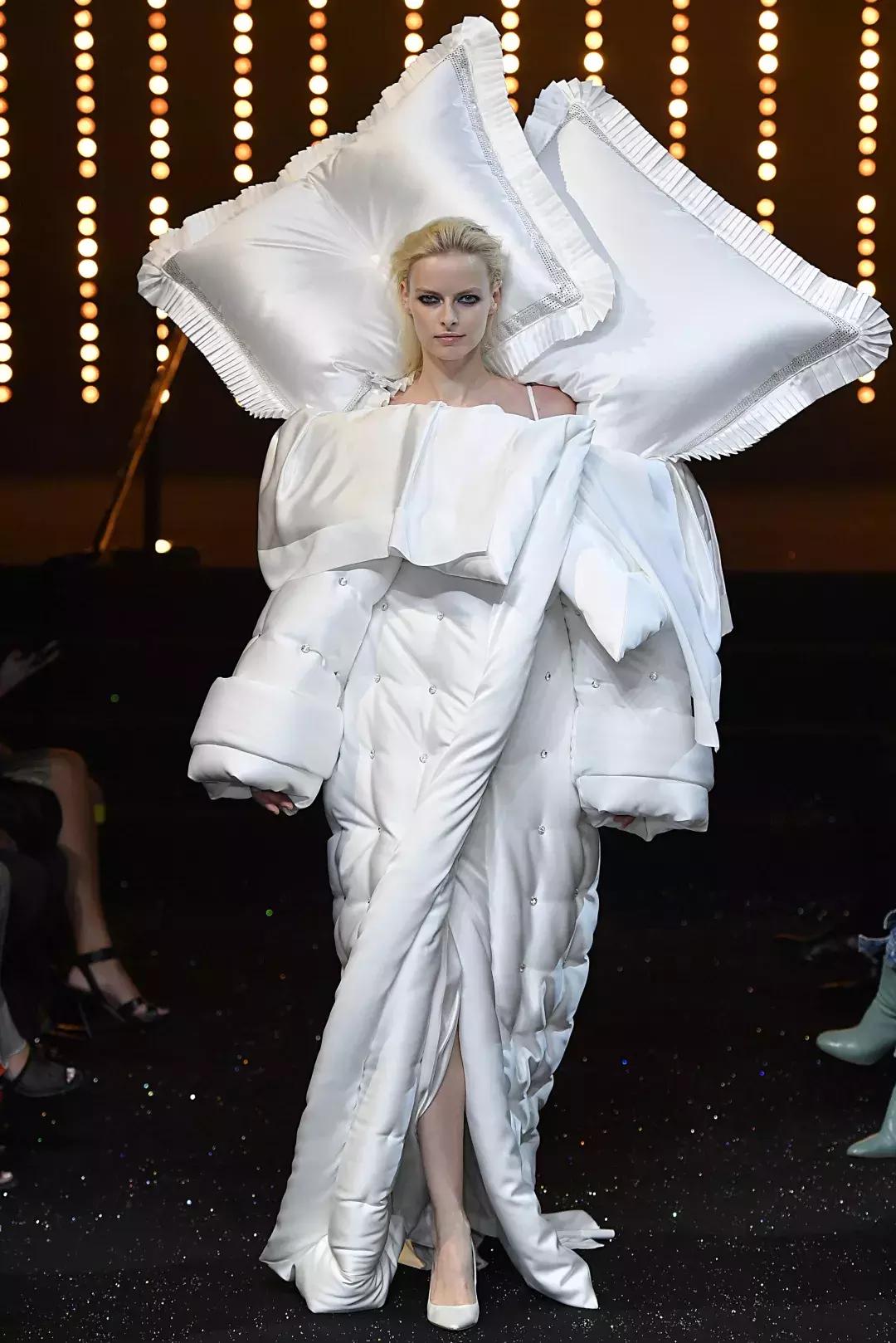 一到冬天，设计师就开始放飞自我，UGG出了一款“麻袋”？