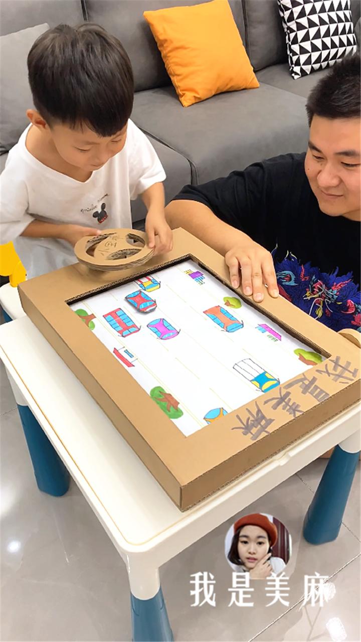 爸爸用卡车装玩具,爸爸给儿子做赛车玩具