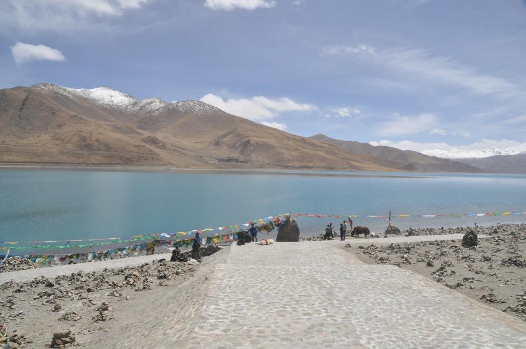 西藏风雨中的羊卓雍措,西藏四大湖羊卓雍错