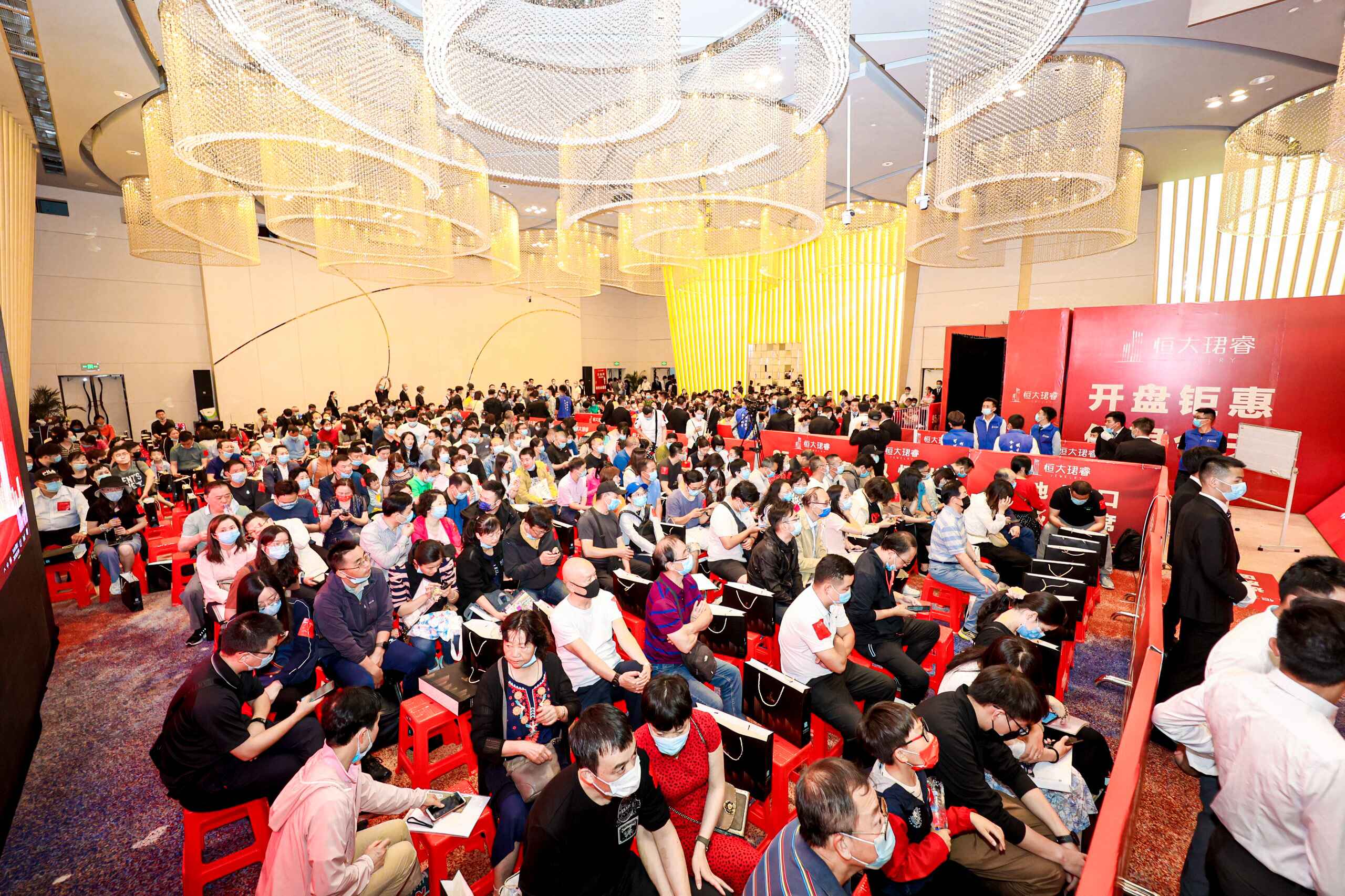 如何攻破“三条红线”！解码恒大的“加、减、乘法则”