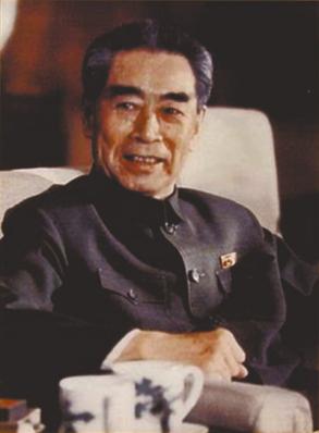 美国记者与周恩来握手，故意掏手帕不停擦手，周总理一招轻松反击