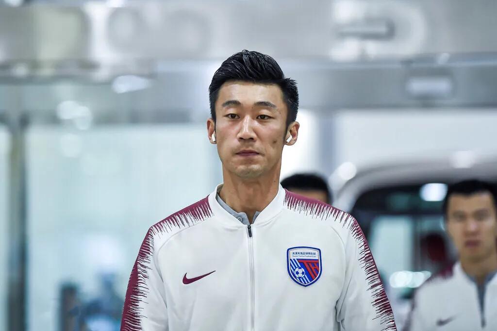 醉驾获刑的国脚已出狱，回家过年，捐了2周工资，娇妻是美女主持