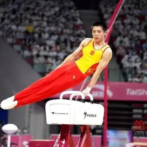 运动会的健儿们加油,赛程结束给队友们加油鼓气