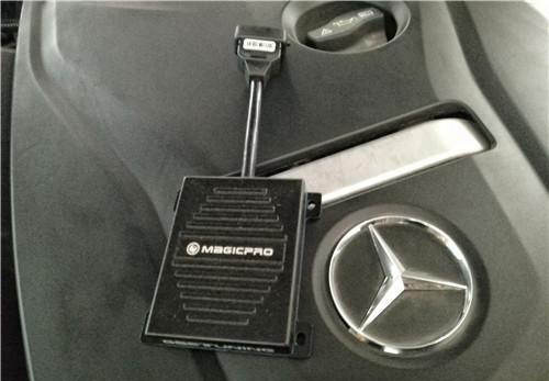 奔驰c级加赛车尾翼,奔驰c级车配空气悬挂