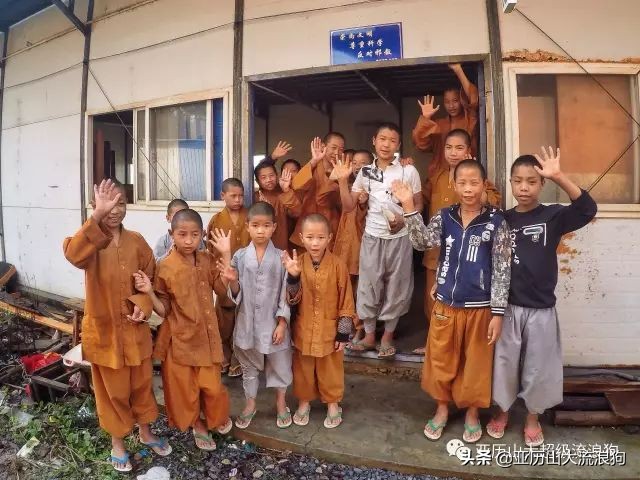 中缅边境的佛寺,旅途中遇到藏区僧人