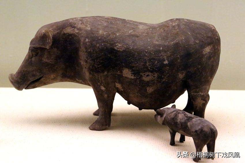 考古出土的早期十二生肖中，“亥”已与猪配对，文字学解释不一样