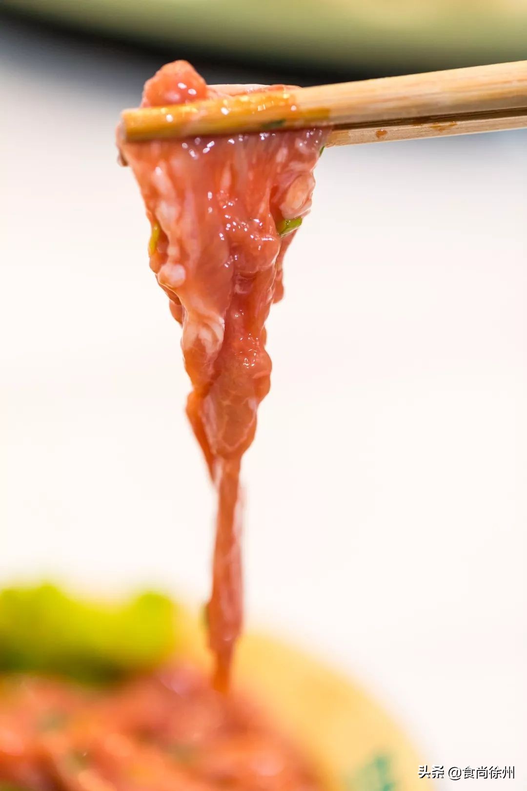 徐州闹市一角，还原了80年代的市井范儿！笸箩上菜，98元吃17样！