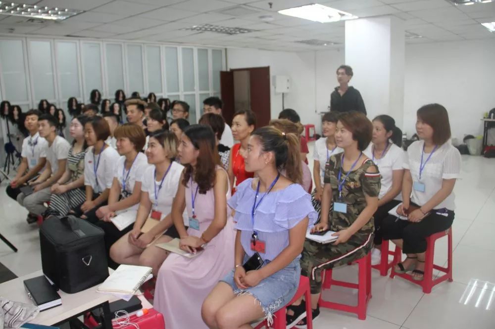 青千万,零基础学美发培训最好学多久