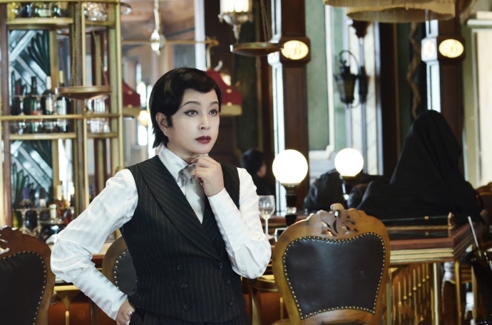 刘晓庆在八佰里的表现,刘晓庆摔倒完整视频