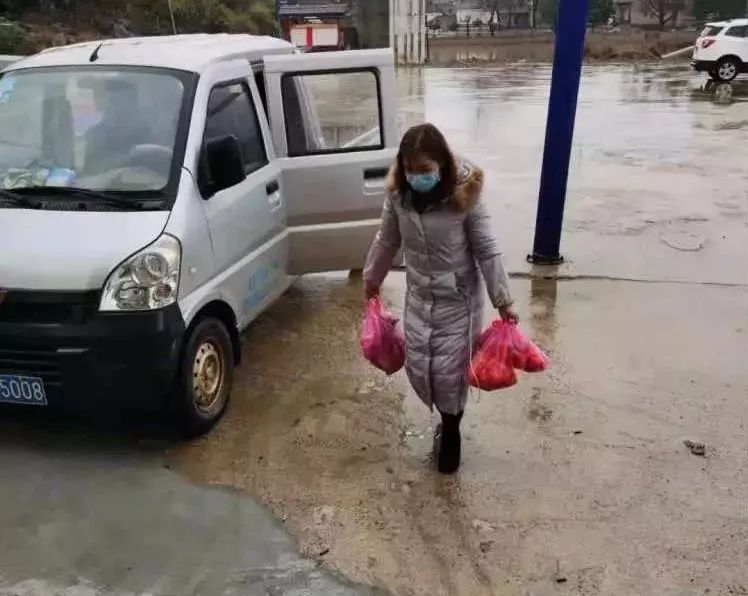 疫情当前，她们变身送菜队、厨娘、代购员、无人机女飞手……