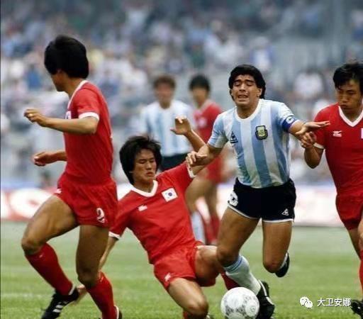 追忆球王马拉多纳,詹俊张璐追忆马拉多纳