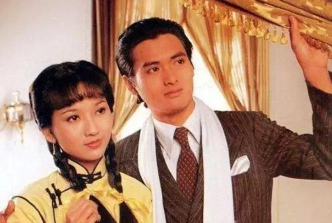 一首《十七岁》之于香港娱乐圈，就是半部《春秋》