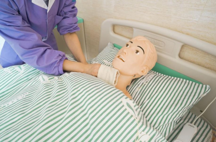 给居家卧床老人洗澡,给卧床的老人擦浴