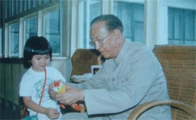 *世友许**听闻军中来了位高手,欲切磋武功,*飚耿**:你不是我的对手