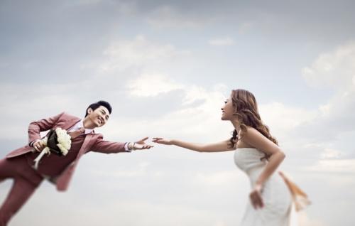 朋友圈婚礼邀请函应该什么时候发,婚礼邀请函什么时候发朋友圈合适