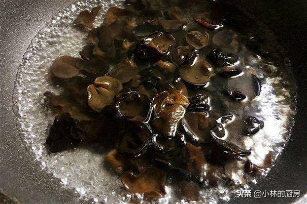 炒木耳噼里啪啦怎么办,炒木耳时为什么砰砰响