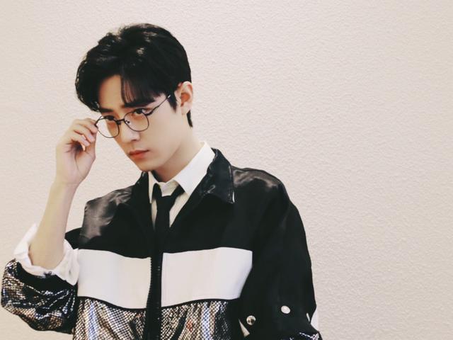 肖战穿搭夏款风衣,肖战穿红色风衣帅气十足