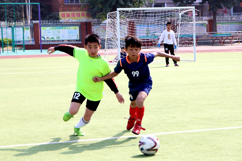 足球少年各显神通,足球少年巅峰对决