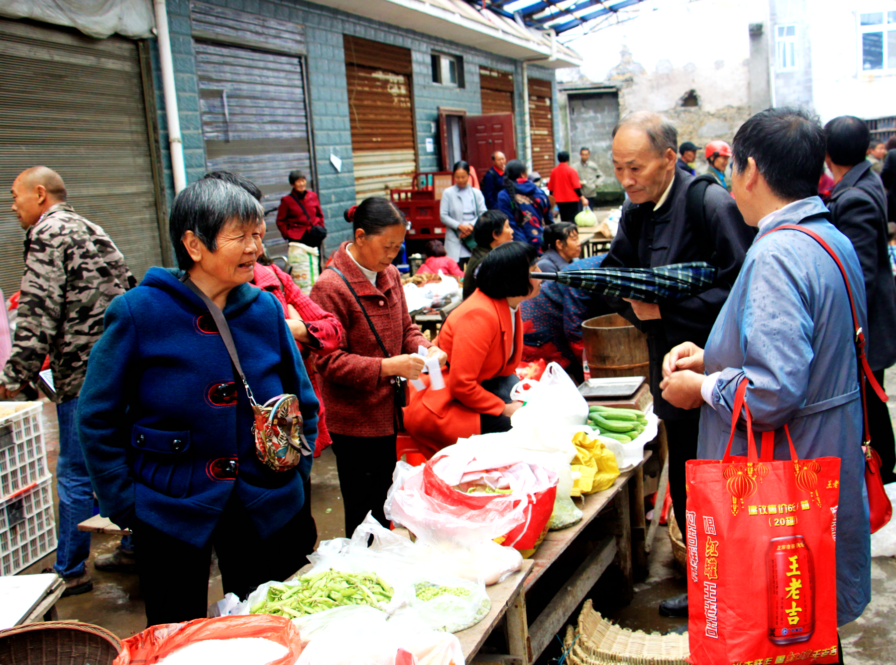 老年人赶场,在乡下赶集老年人