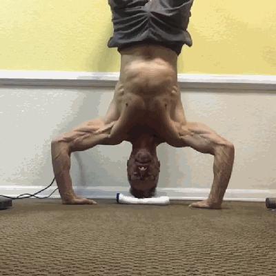 靠墙倒立撑怎么练,靠墙倒立撑正确做法