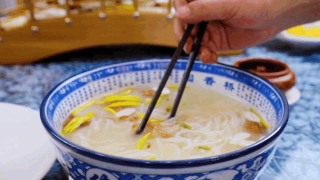 过桥米线汤底的简易做法,过桥米线汤底是什么做的