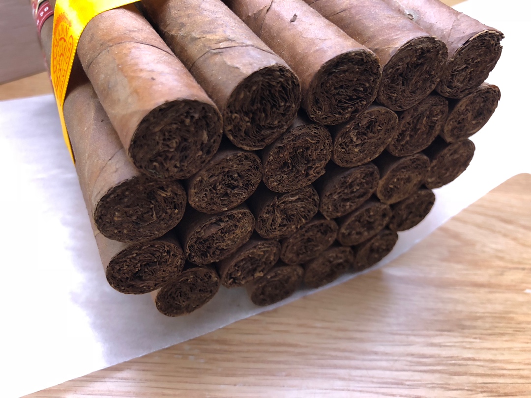 尾牙将至,同事聚餐互相装X,你拿出雪茄静*坐静**着看他们,那场景